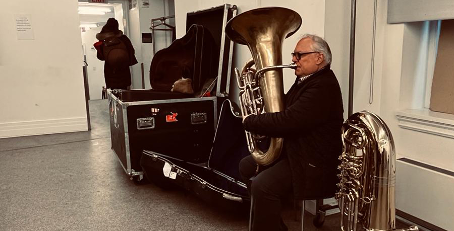 Kevin Morgan backstage warming up