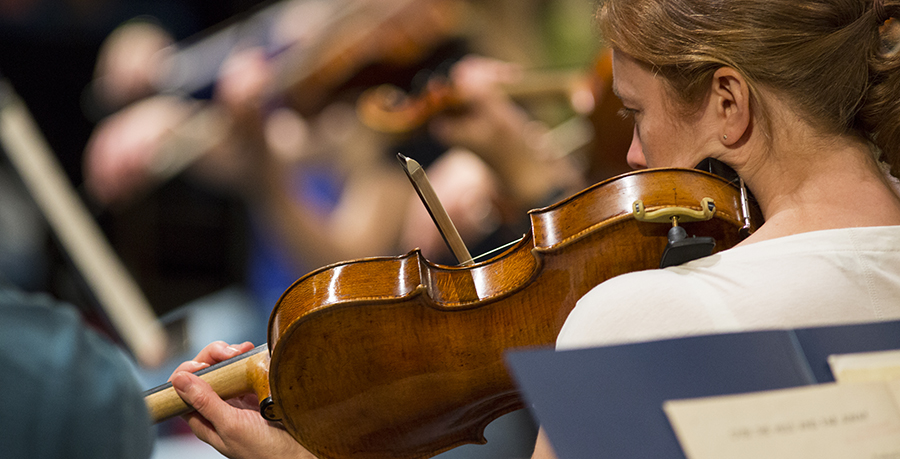 An image of a violinist 