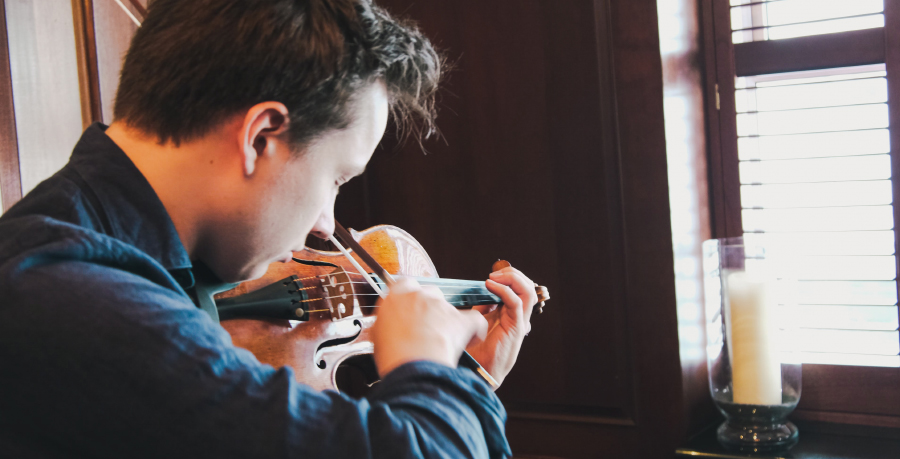 Johan Dalene playing the violin