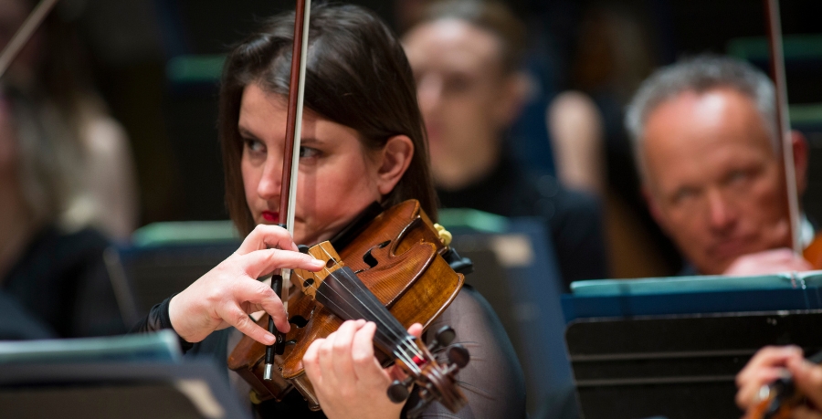 Abi Fenna playing the viola in concert