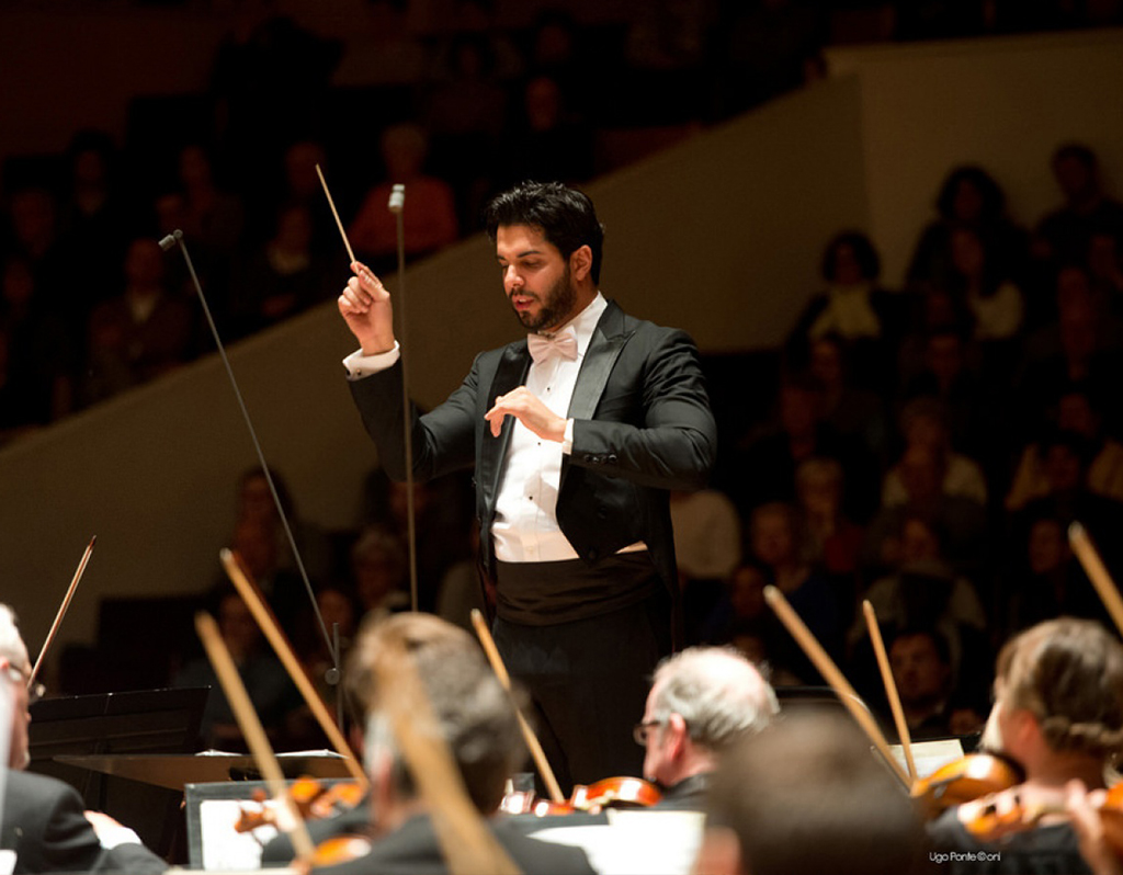 domingo_hindoyan_conducting