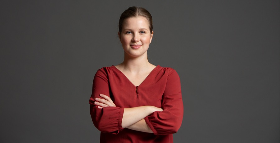 Conductor Emilia Hoving crossing her arms and looking at the camera