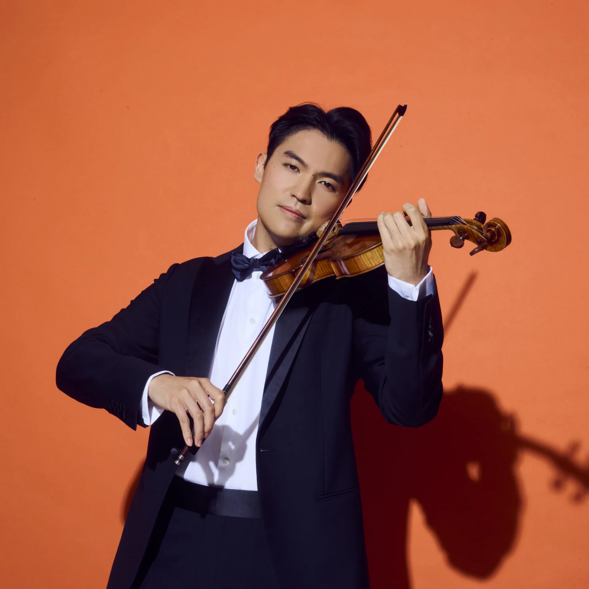 Ray Chen playing violin