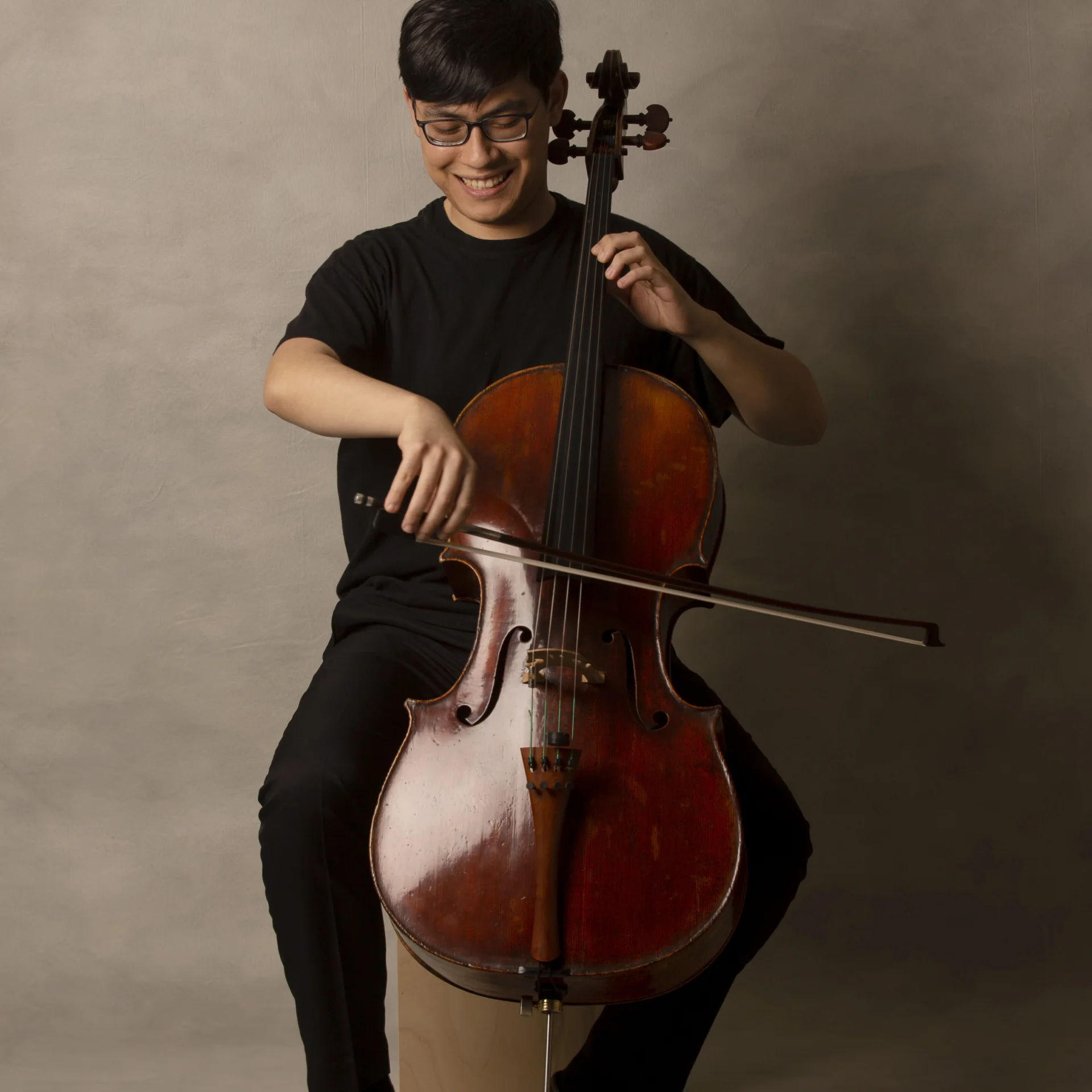 Zlatomir Fung playing the Cello.