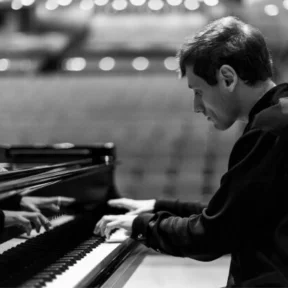 Boris Giltburg plays piano