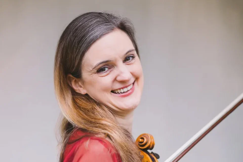 Judith Templeman headshot holding violin