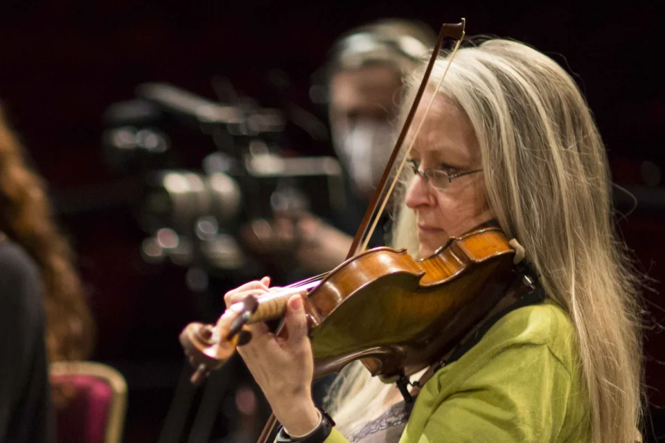 Imogen East playing the violin