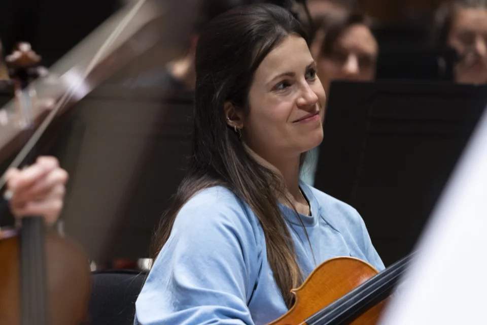 Inês Soares Delgado smiling with violin