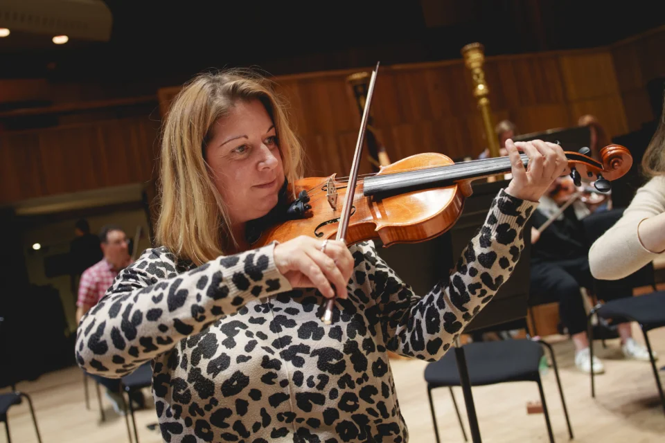 Sali-Wyn Ryan playing violin in rehearsal