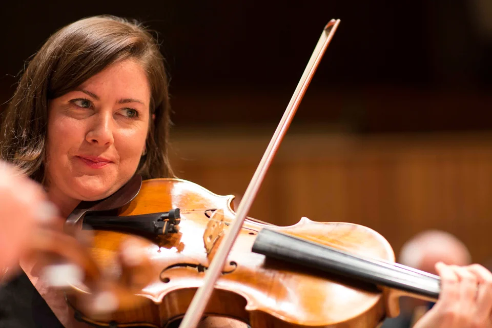 Close up of Tríona Milne playing viola