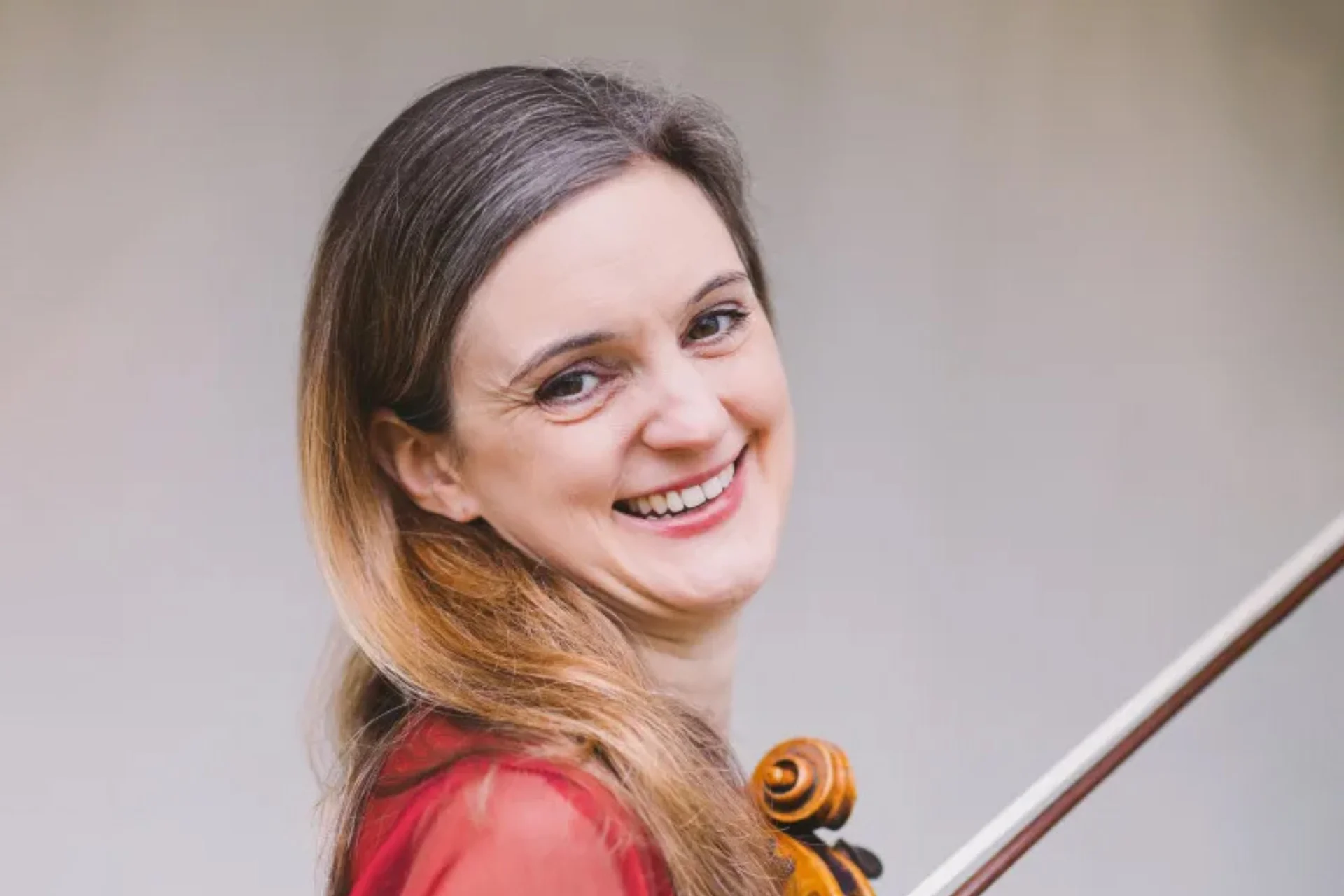 Judith Templeman headshot holding violin