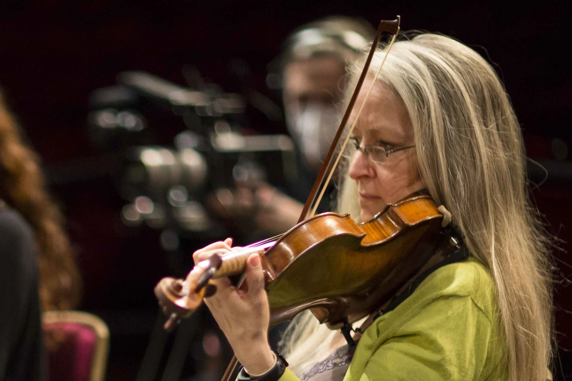 Imogen East playing the violin