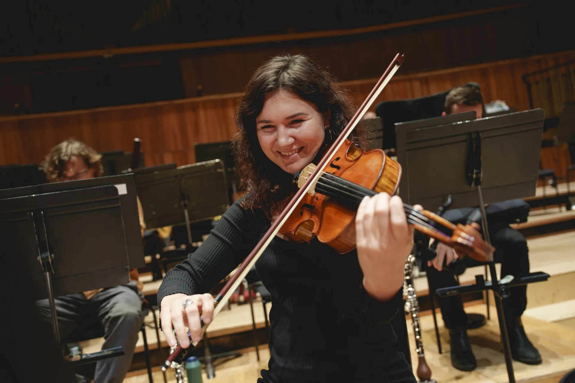 Ugne Tiškutė smiling playing viola