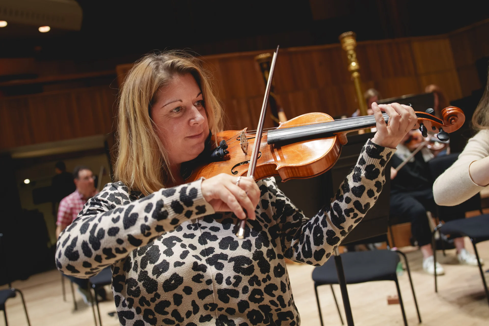 Sali-Wyn Ryan playing violin in rehearsal