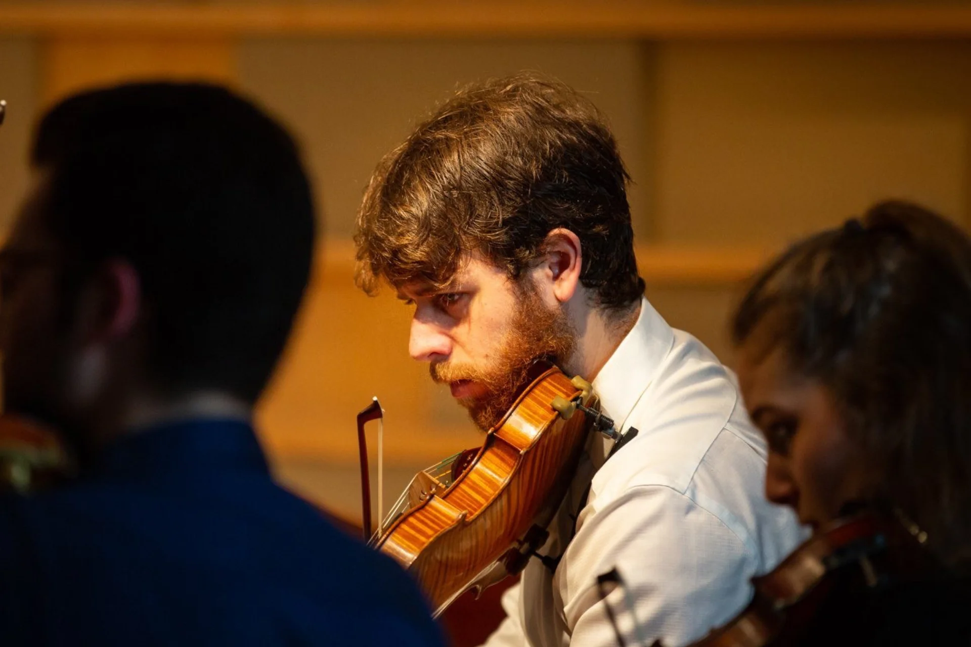 Leonardo Jaffe playing violin