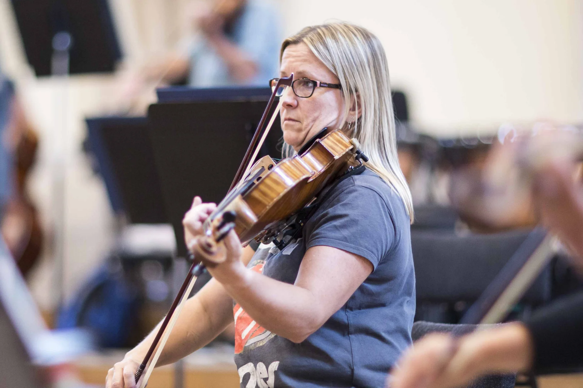 Pamela Ferriman playing the viola in rehearsal
