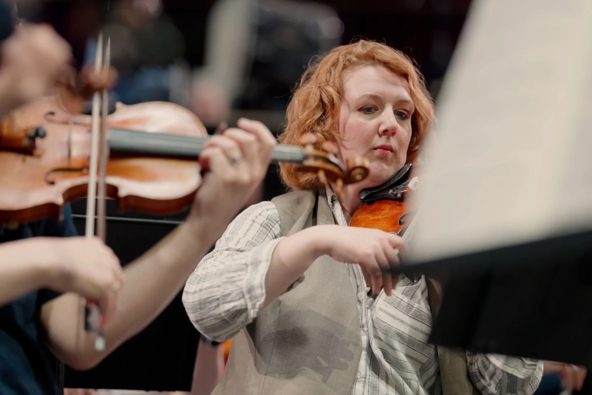 Elen Hâf Rideal playing the violin in rehearsal
