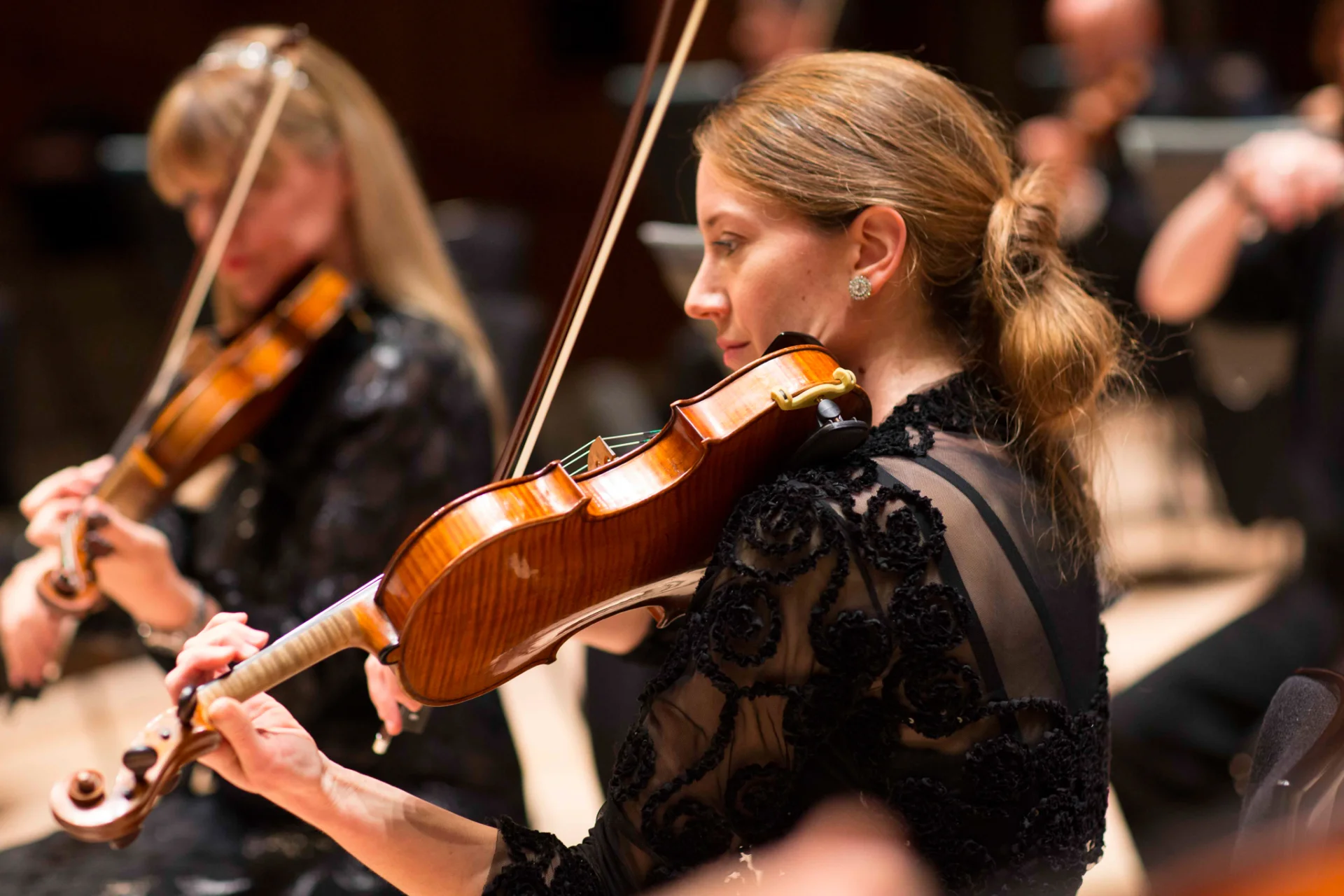 Charlotte Ansbergs playing the violin in the Orchestra