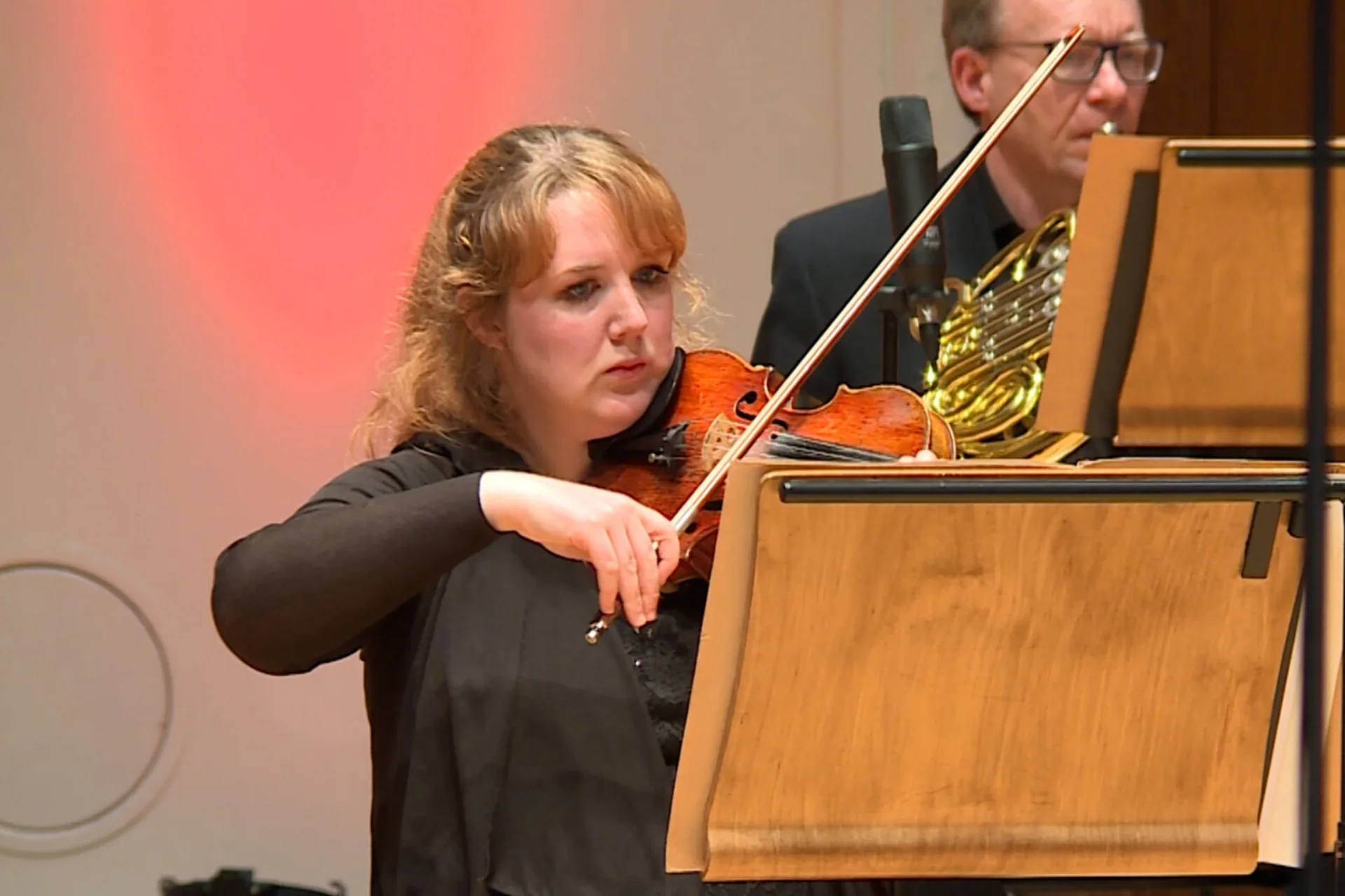Elen Hâf Rideal playing the violin