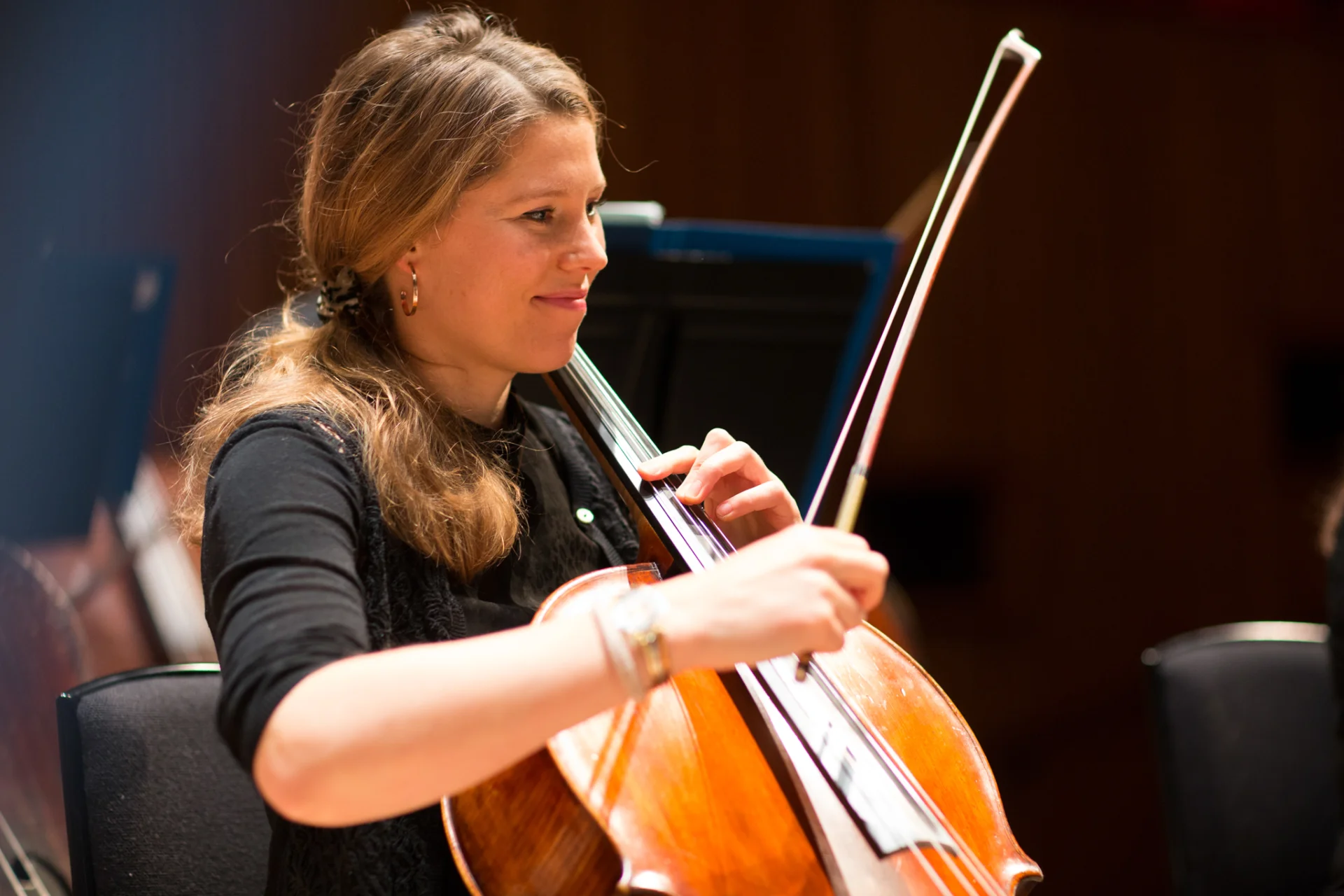 Naomi Watts playing cello