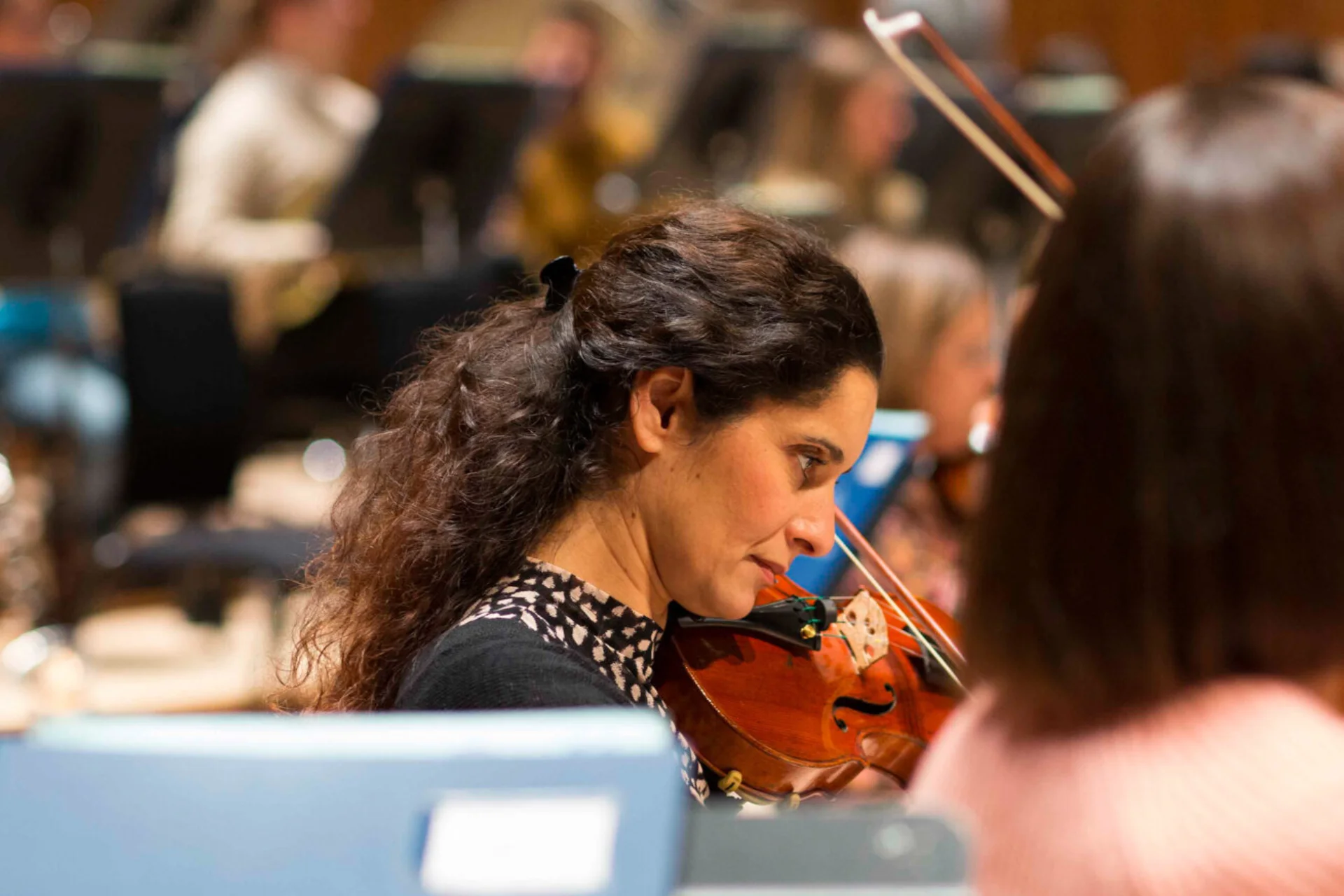 Rosemary Wainwright playing the violin