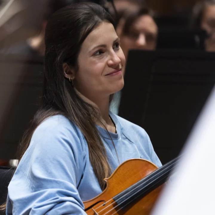 Inês Soares Delgado smiling with violin