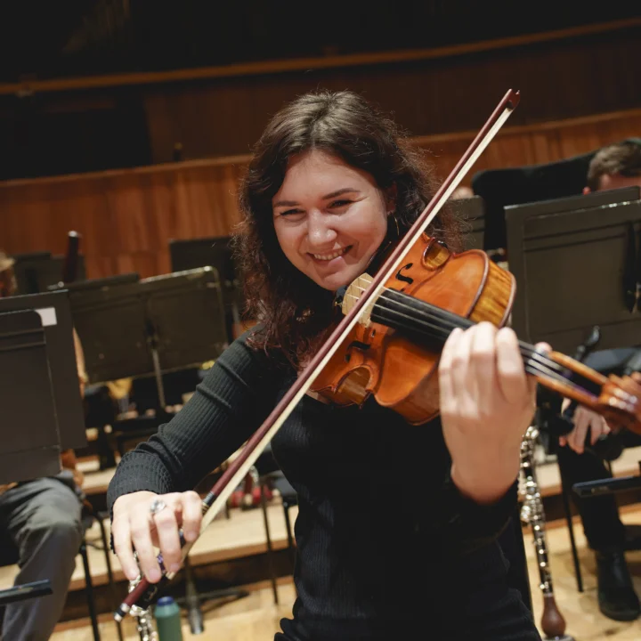 Ugne Tiškutė smiling playing viola