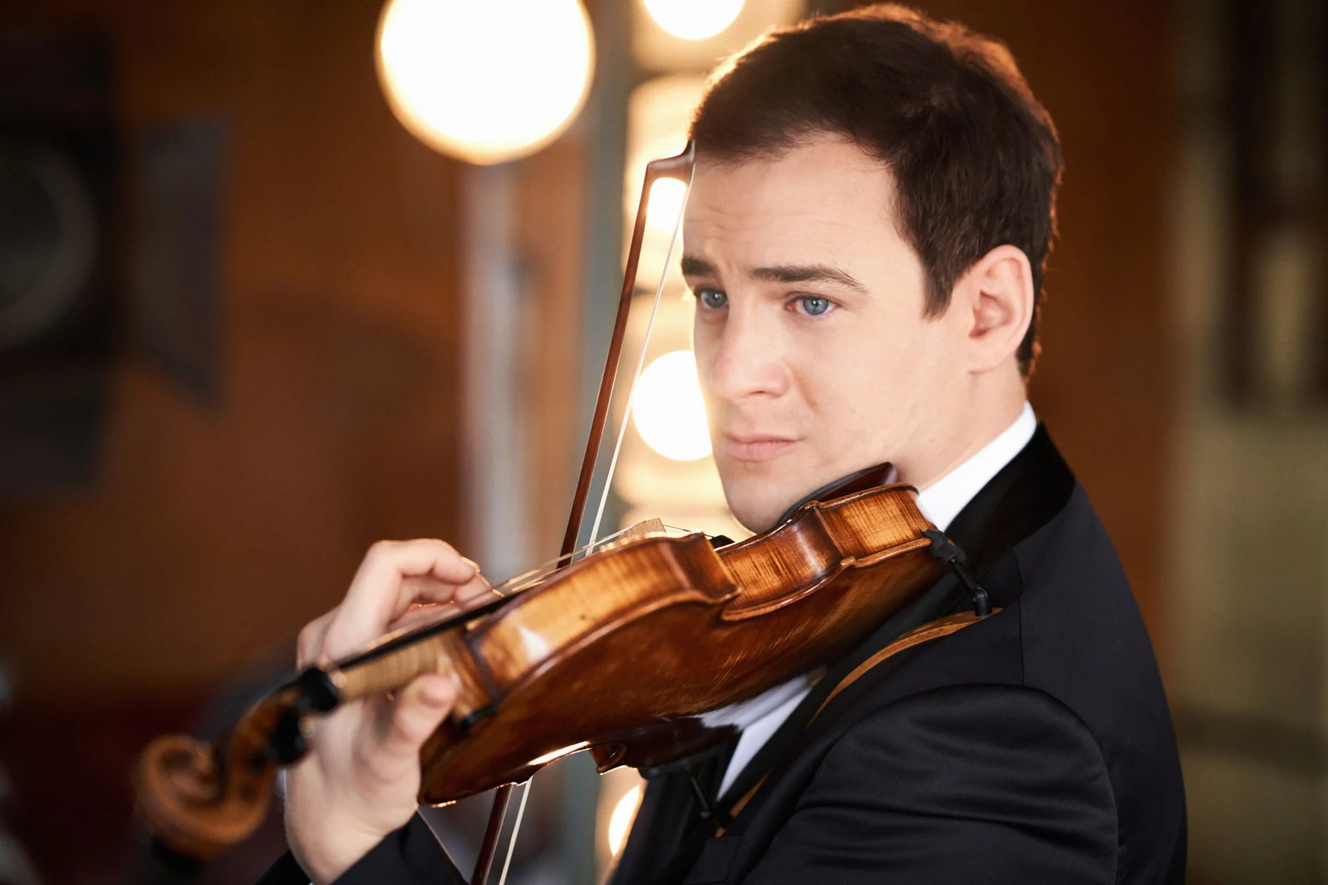 Close up of Jack Liebeck playing the violin