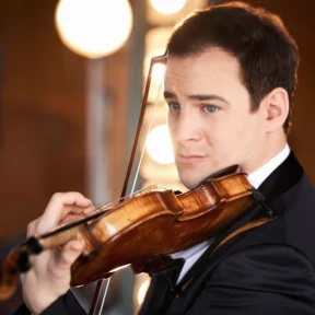 Close up of Jack Liebeck playing the violin