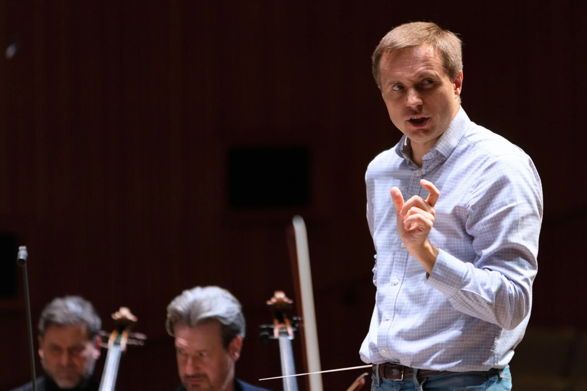Vasily Petrenko on stage with the Orchestra, speaking about the repertoire to the audience