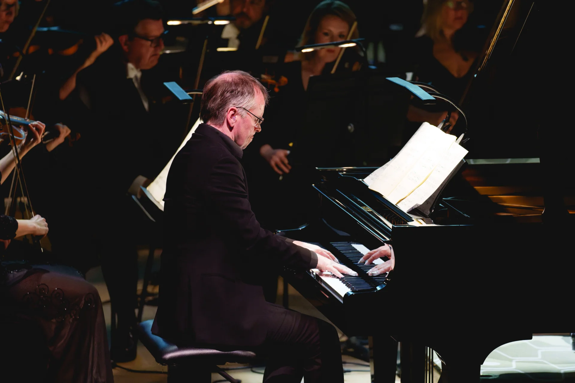 Pianist Steven Osborne playing in front of the string section