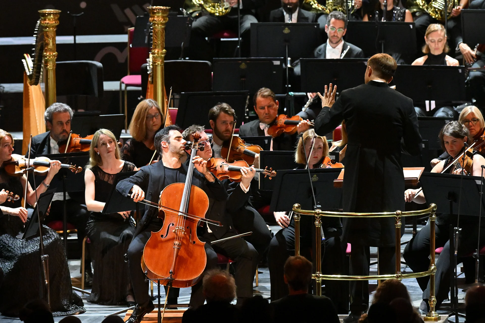 Pablo Ferrández playing the cello and looking towards Vasily Petrenko