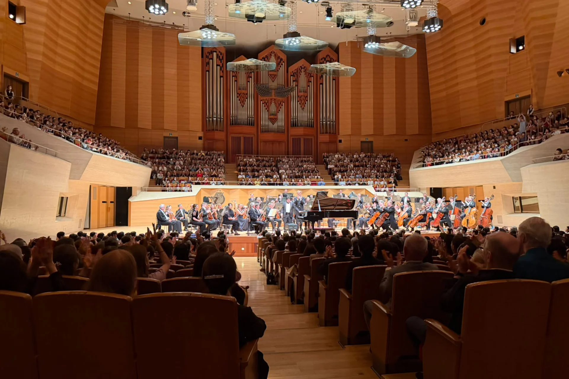 The RPO and Nobuyuki Tsujii receiving applause at Suntory Hall in Tokyo
