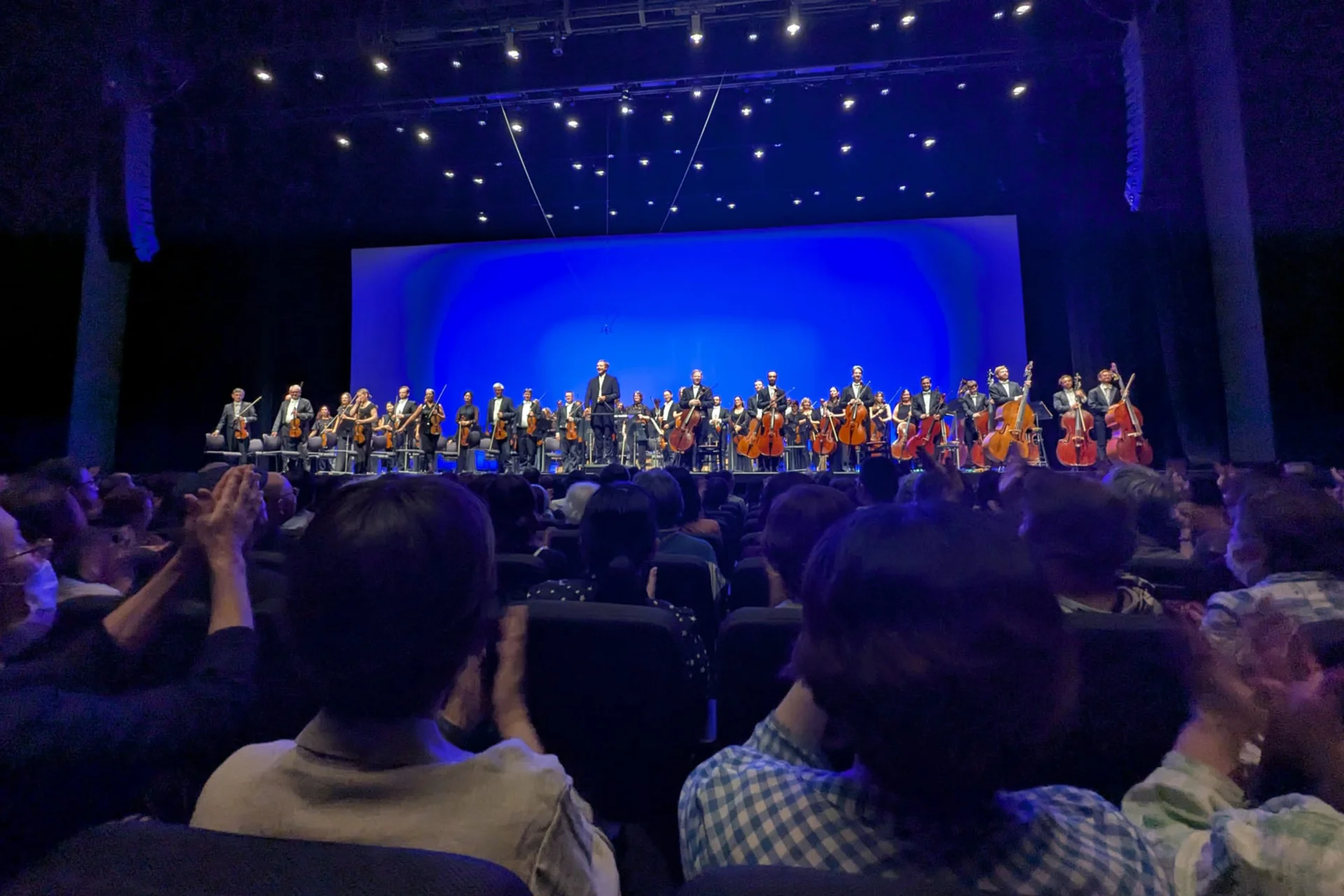 The RPO standing to receive applause in Tachikawa Stage Garden