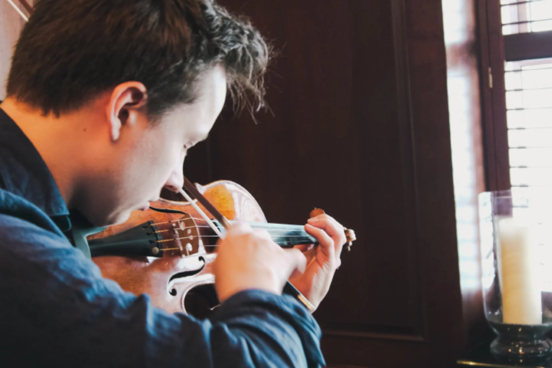 Johan Dalene playing the violin
