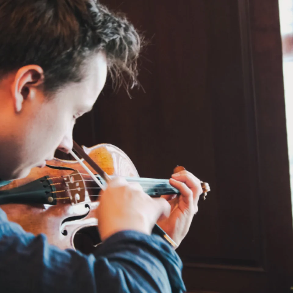 Johan Dalene playing the violin