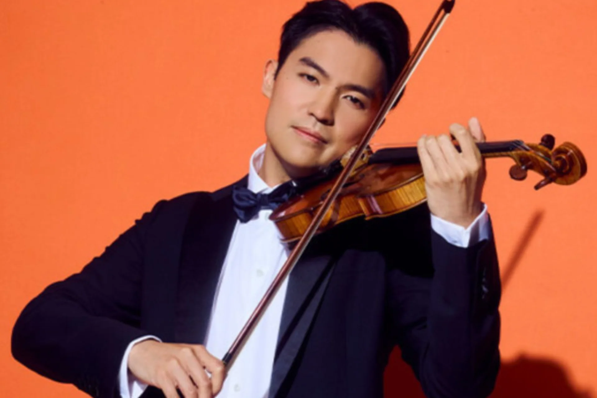 Ray Chen plays violin