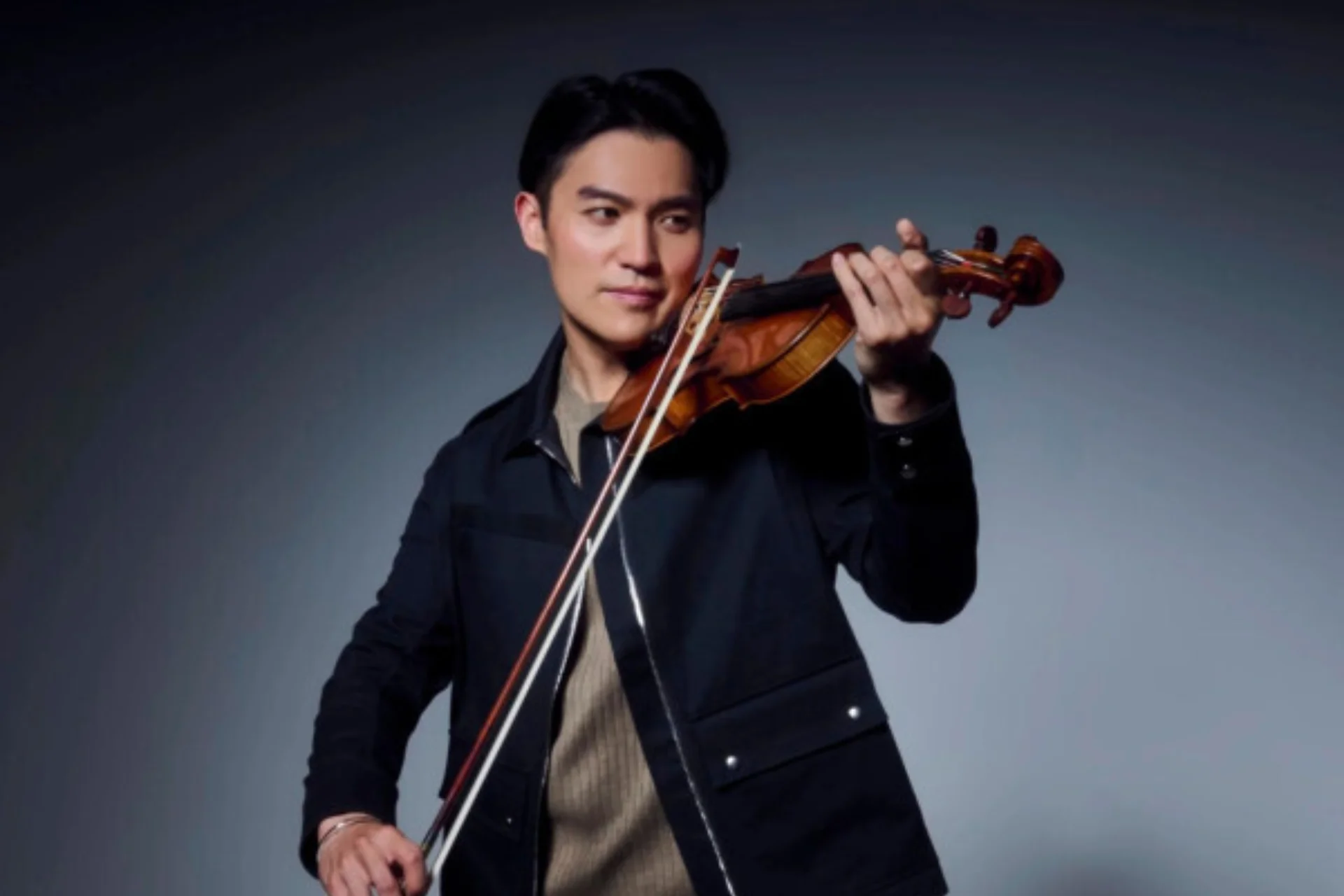 Ray Chen plays violin